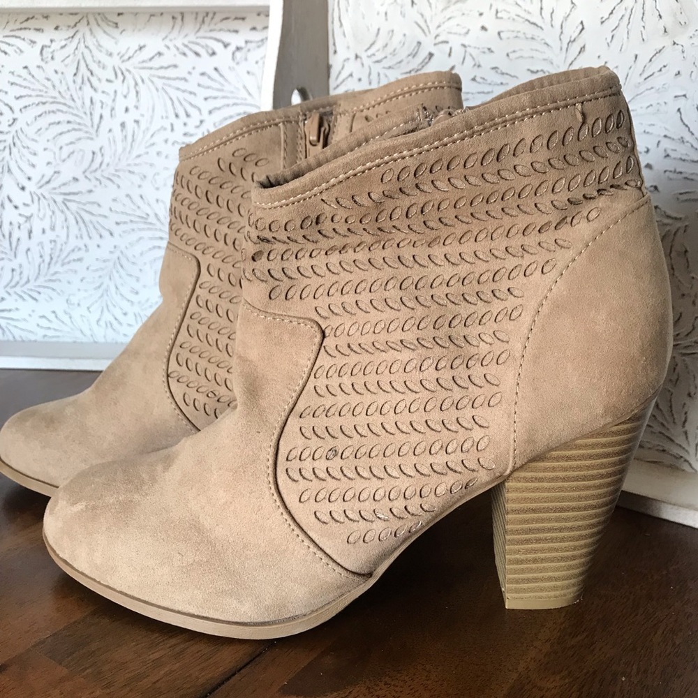 Like new suede light tan ankle heeled boots